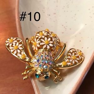 📌SOLD‼️Joan Rivers Bumblebee Pin DAISIES